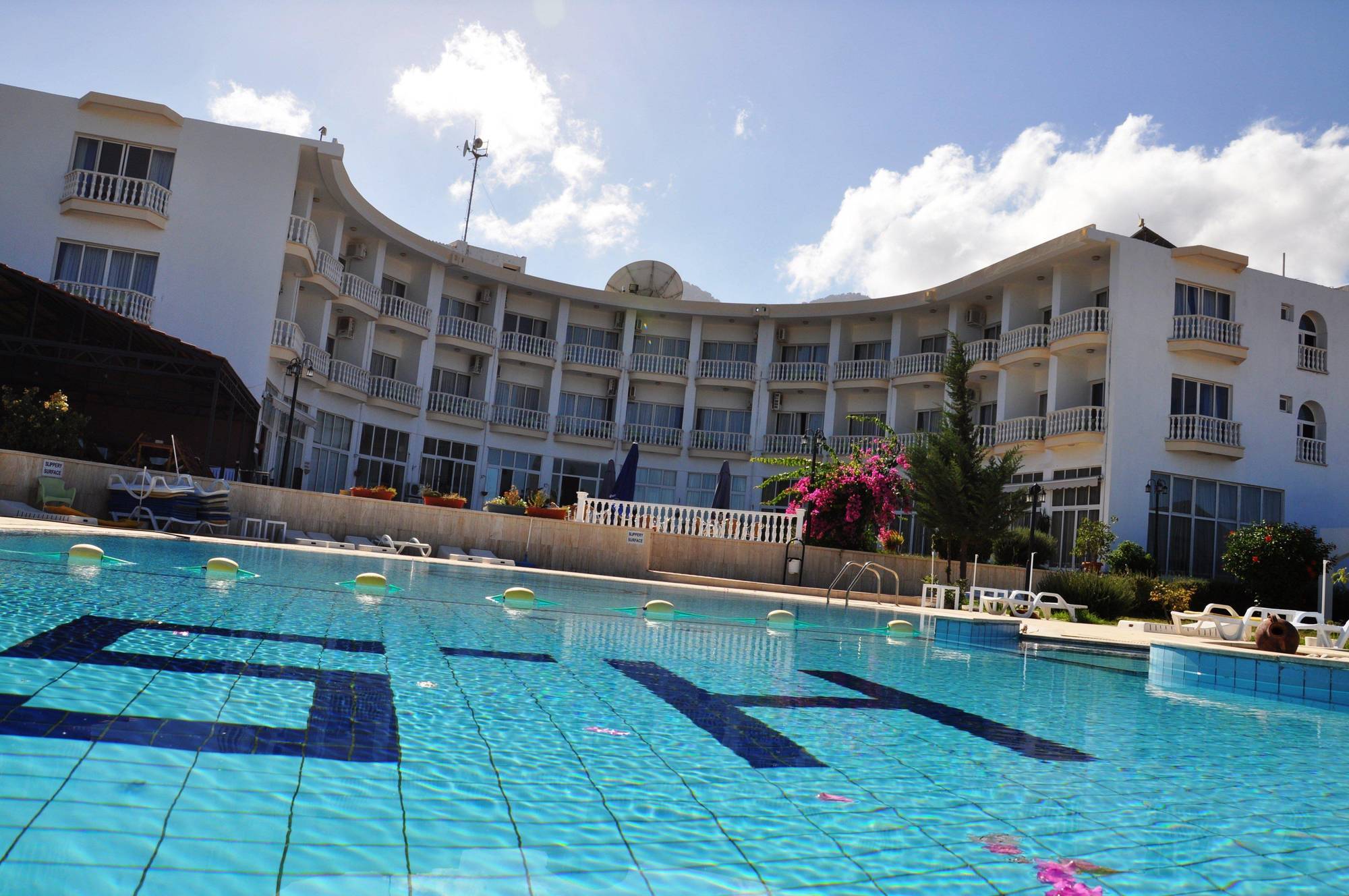 Sempati Hotel Lapta Dış mekan fotoğraf