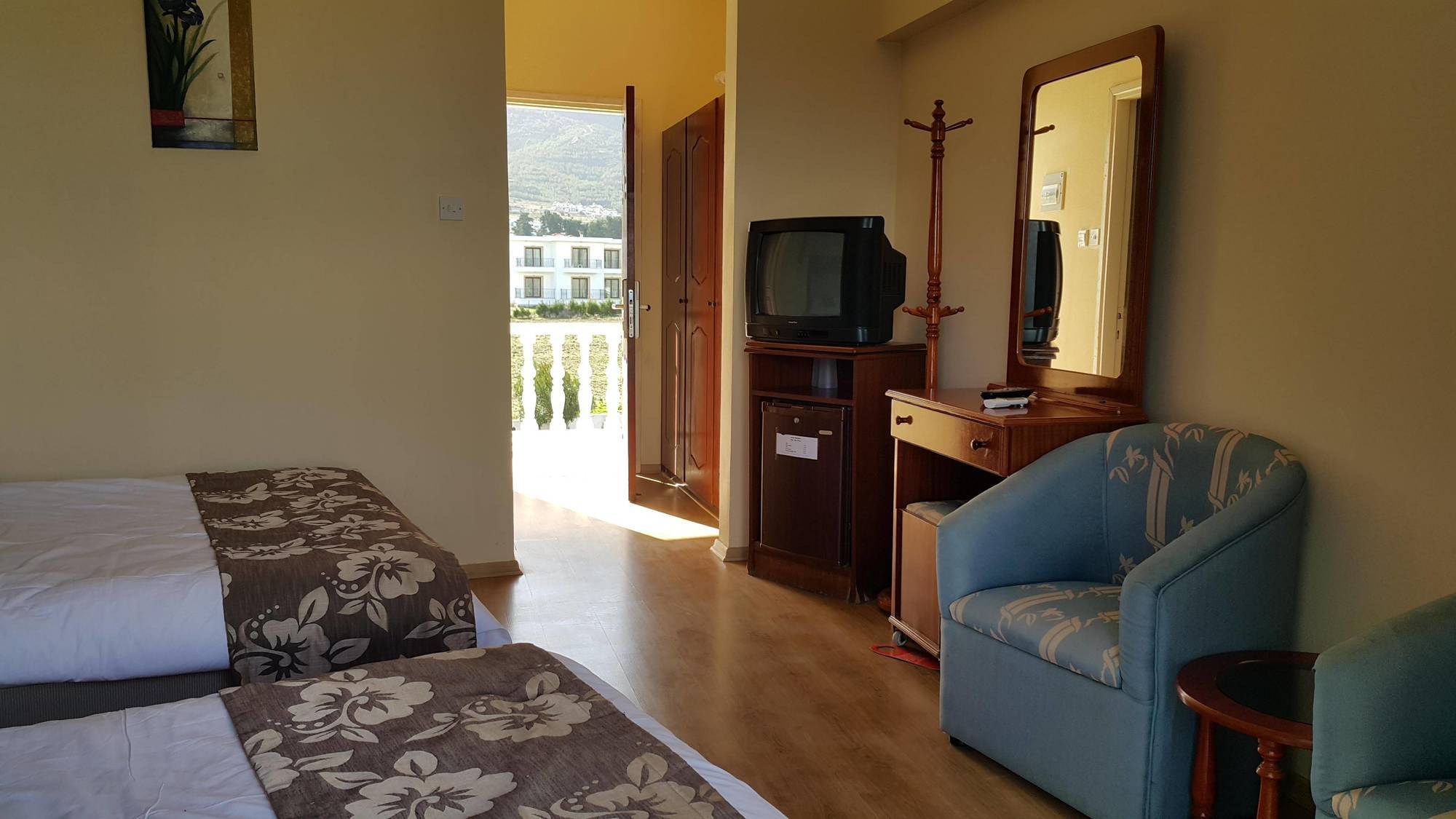 Sempati Hotel Lapta Dış mekan fotoğraf